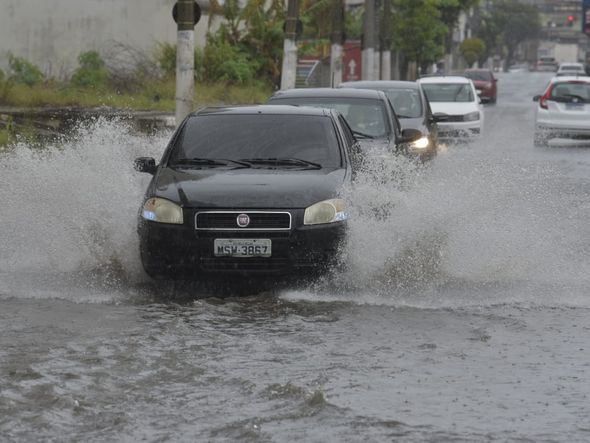 Chuva deixa ruas alagadas em Vila Velha por Ricardo Medeiros