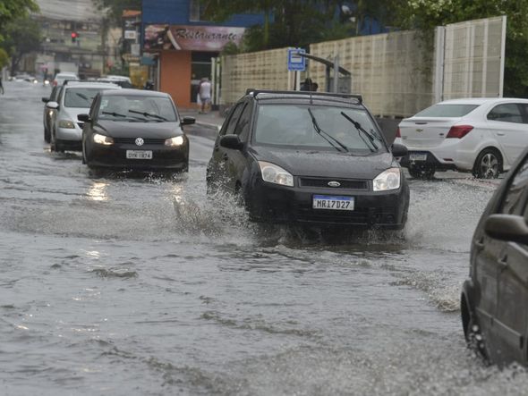 Chuva deixa ruas alagadas em Vila Velha por Ricardo Medeiros