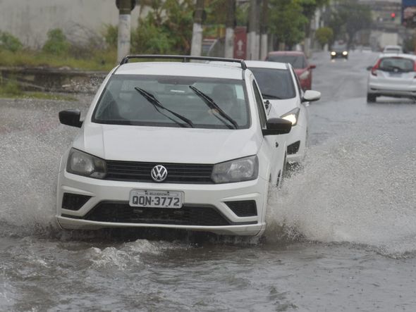 Chuva deixa ruas alagadas em Vila Velha por Ricardo Medeiros