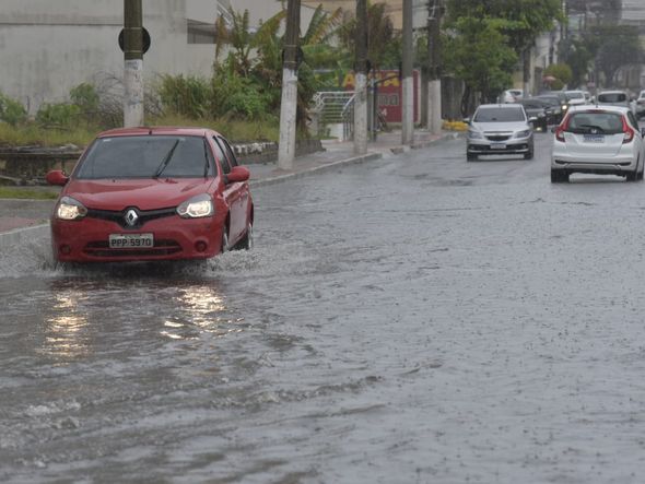 Chuva deixa ruas alagadas em Vila Velha por Ricardo Medeiros