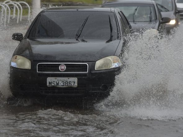 Chuva deixa ruas alagadas em Vila Velha por Ricardo Medeiros