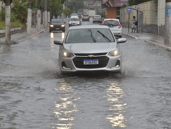Chuva deixa ruas alagadas em Vila Velha por Ricardo Medeiros