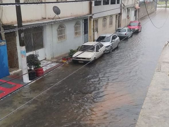 Rua alagada após chuva no bairro Ilha dos Ayres, em Vila Velha por Leitor | A Gazeta