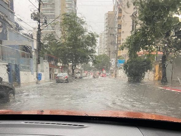 Rua alagada no bairro Itapuã, em Vila Velha, após chuva por Leitor | A Gazeta