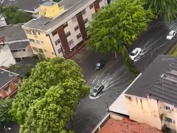Rua Ceará, na Praia da Costa, ficou alagada por causa da chuva forte por Reprodução