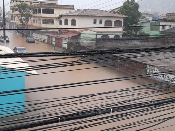 Rua Fernando Coelho com a rua Ipê no bairro Ilha dos Ayres, em Vila Velha, alagada após chuva por Leitor | A Gazeta