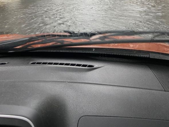 Rua tomada pela água após chuva no bairro Itapuã, em Vila Velha por Leitor | A Gazeta