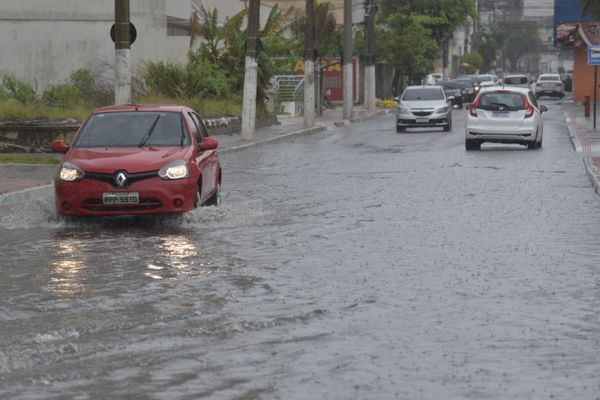 Chuva deixa ruas alagadas em Vila Velha