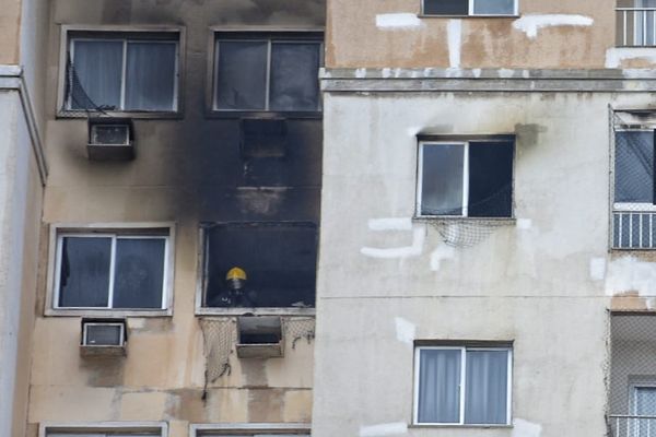 Apartamento pegou fogo na tarde desta quarta (16), no bairro Ataíde. Moradores só poderão retornar após o cumprimento requisitos de segurança determinados pela Defesa Civil Municipal