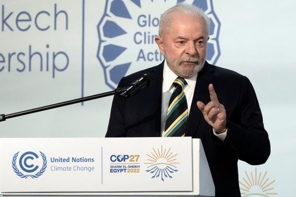 O presidente eleito Luiz Inácio Lula da Silva (PT) discursa na 27ª Conferência das Partes das Nações Unidas sobre Mudanças Climáticas, a COP-27, em Sharm el-Sheikh, no Mar Vermelho, no Egito, nesta segunda- feira, 16 de novembro de 2022. Lula foi recebido com aplausos antes de começar seu discurso.