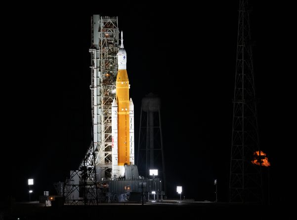 Megafoguete Artemis I da NASA lança Orion para a Lua por NASA/Joel Kowsky