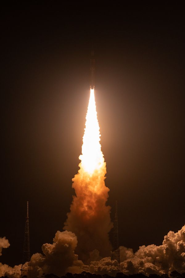 Megafoguete Artemis I da NASA lança Orion para a Lua por NASA/Keegan Barber