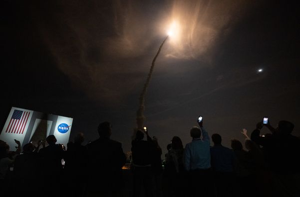 Megafoguete Artemis I da NASA lança Orion para a Lua