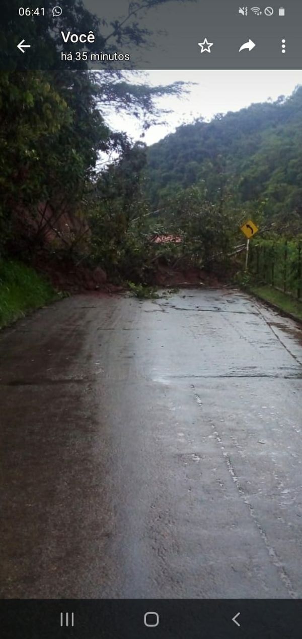 Na região de São Romão, no interior de Guaçuí, houve queda de barreira  por Divulgação/ Prefeitura de Guaçuí 