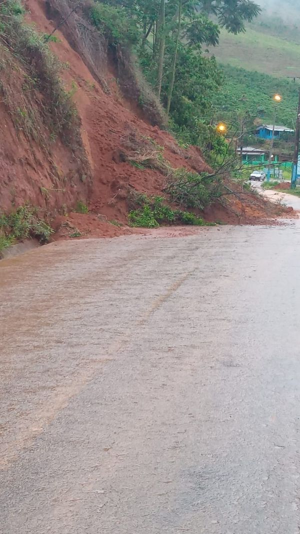 Na região de São Romão, no interior de Guaçuí, houve queda de barreira  por Divulgação/ Prefeitura de Guaçuí 