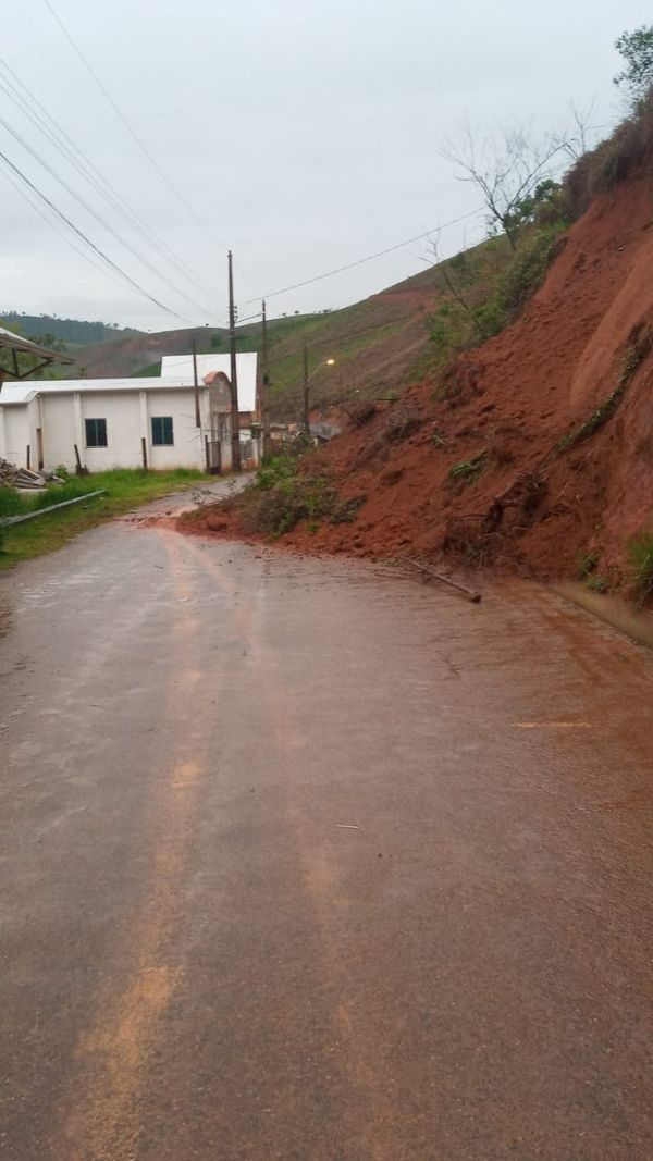 Na região de São Romão, no interior de Guaçuí, houve queda de barreira  por Divulgação/ Prefeitura de Guaçuí 