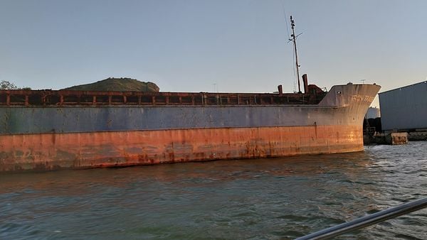 Navio Iron Trader continua atracado do Porto de Vitória