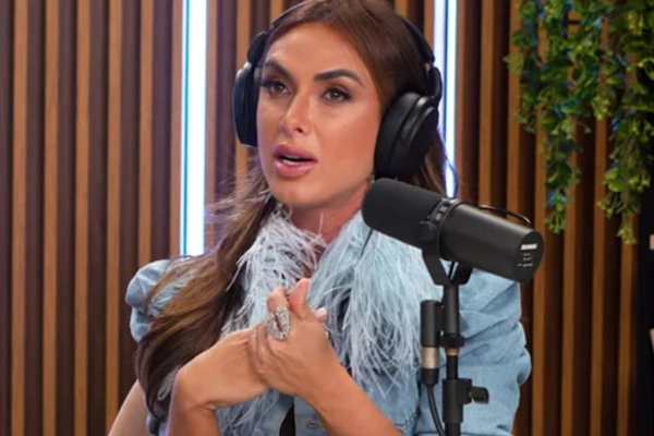 Nicole Bahls durante participação no podcast 