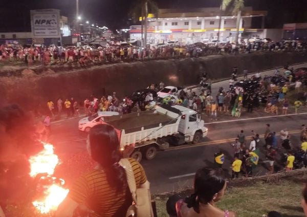 Protestos / Manifestantes bloqueiam a BR 101, em Linhares, na altura da Ponte Joaquim Calmon