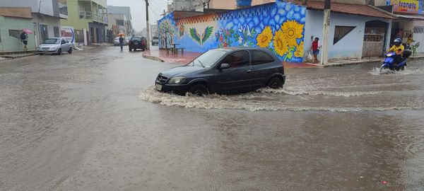 Veículos enfrentaram a água do alagamento em rua no Centro de Pinheiros