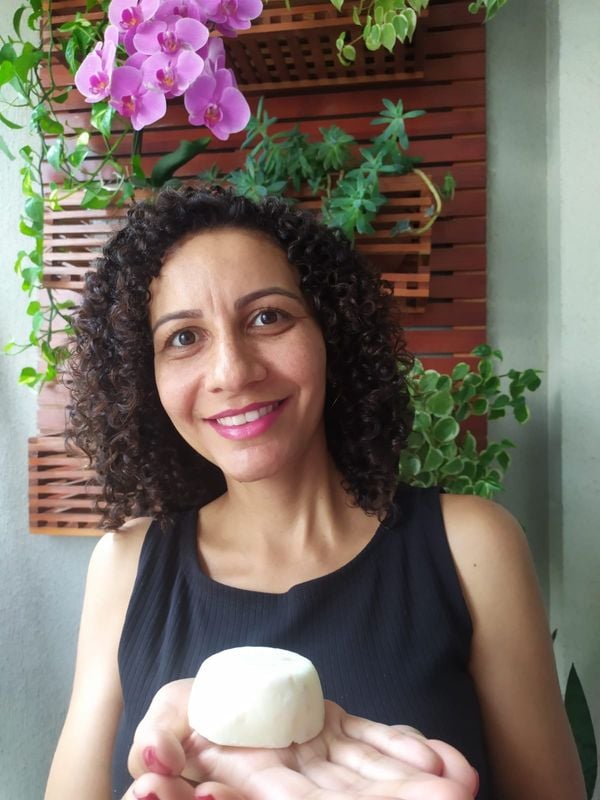 A nutricionista Kesley usa shampoo e condicionador sólido há mais de um ano
