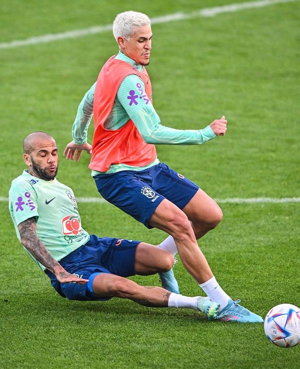 Daniel Alves acerta o tornozelo de Pedro durante treino da Seleção Brasileira