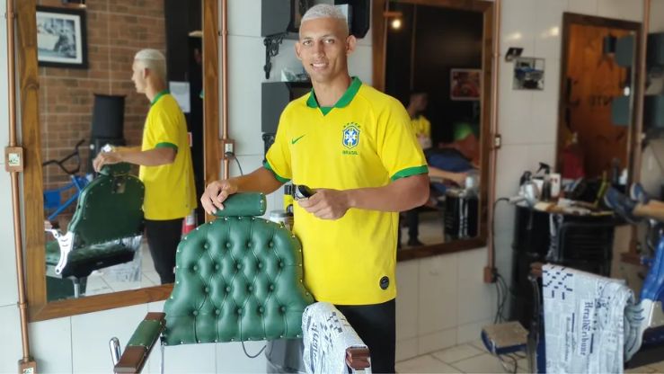 Sósia do jogador capixaba é barbeiro e sonha em cortar o cabelo do camisa 9 da Seleção Brasileira
