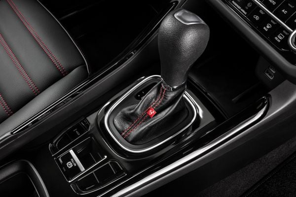 Detalhe da costura vermelha na coifa do câmbio por Fiat/Divulgação