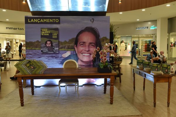Lançamento do livro de Claudia Gaigher no Shopping Vitória