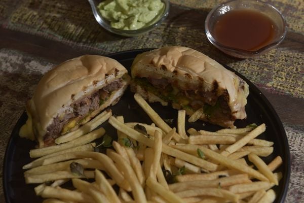 Pratos servidos no Restaurante Top Foods, em Jardim Camburi, Vitória por Ricardo Medeiros