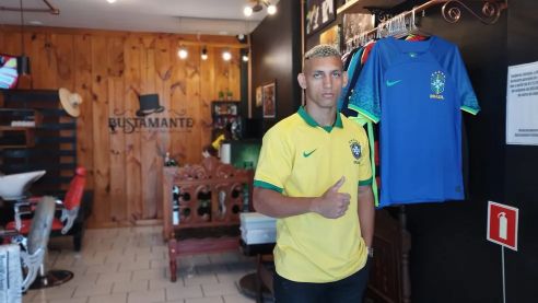 Sósia de Richarlison em sua barbearia, situada em São Mateus
