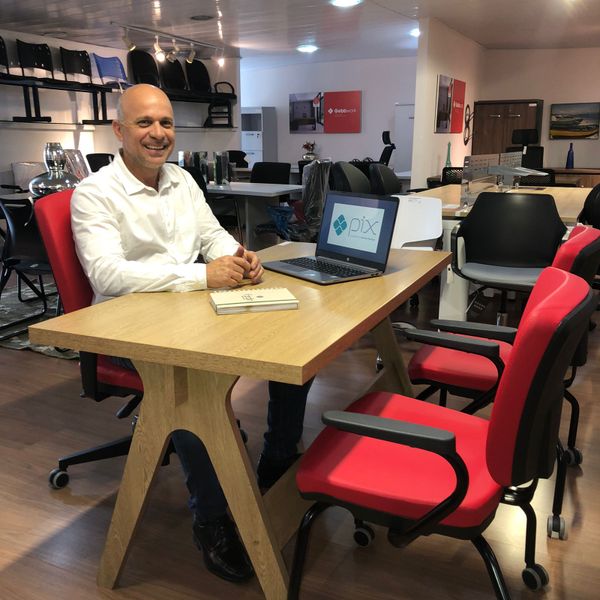 Valquimar Fardin tem visto as vendas com Pix aumentarem em sua loja