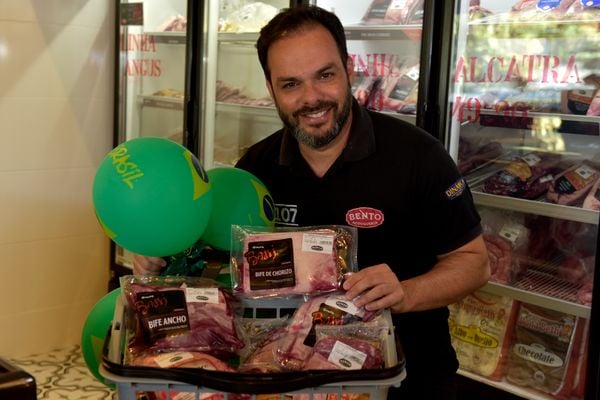 Paulo Migliori, empresário mostrando as promoções de carne para o jogo do Brasil, em Vitória