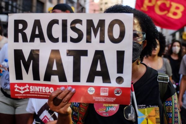 Marcha contra o extermínio da juventude negra nas ruas do Centro de Vitória por Fernando Madeira