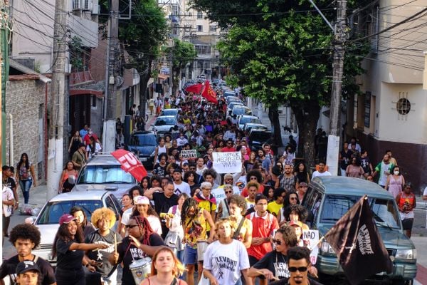 Marcha contra o extermínio da juventude negra nas ruas do Centro de Vitória por Fernando Madeira