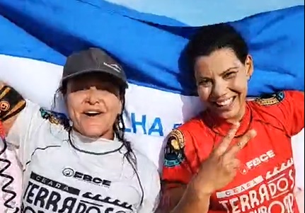 Neymara (à esquerda) e Maíra Viana (à direita) na Praia do Futuro em Fortaleza