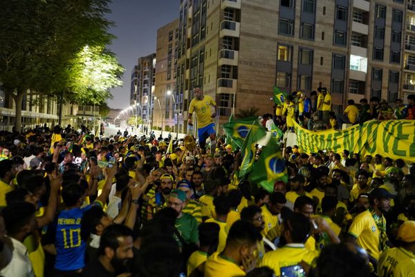 Seleção brasileira chegando ao hotel no Catar, onde foi recepcionada com festa pela torcida brasileira por Vitor Jubini