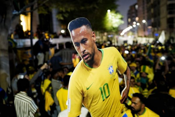 Seleção brasileira chegando ao hotel no Catar, onde foi recepcionada com festa pela torcida brasileira por Vitor Jubini