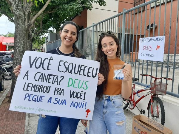 Carolina e Hellen estão fazendo uma ação solidária em frente à Multivix, em Goiabeiras