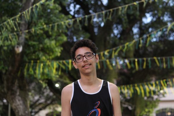 Gabriel é o "artista" que faz os desenhos na rua por Beatriz Heleodoro