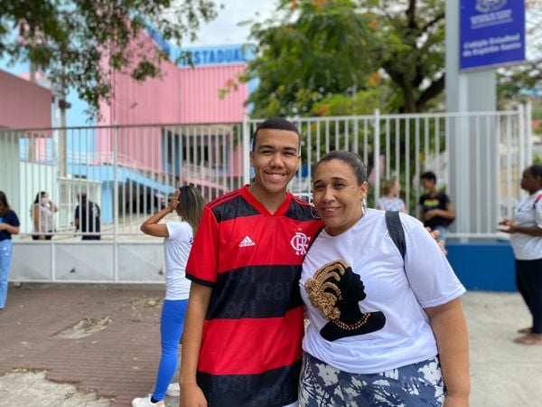 Juan, de 17 anos, chegou acompanhado da mãe, Luciane, ao Colégio Estadual, em Vitória