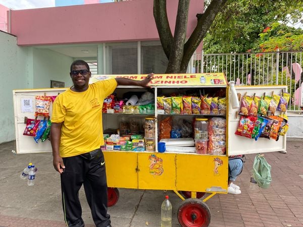 Mazinho dos Santos trabalha como vendedor de doces no ENEM há 10 anos