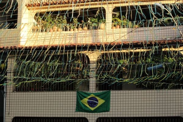Vizinhos decoram as ruas de Solon Borges, em Vitória por Beatriz Heleodoro