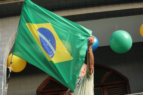 Vizinhos decoram casas em Solon Borges, em Vitória, para a Copa por Beatriz Heleodoro