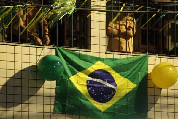 Vizinhos decoram casas em Solon Borges, Vitória por Beatriz Heleodoro
