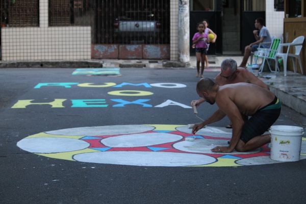 Vizinhos pintam as ruas de Solon Borges, em Vitória