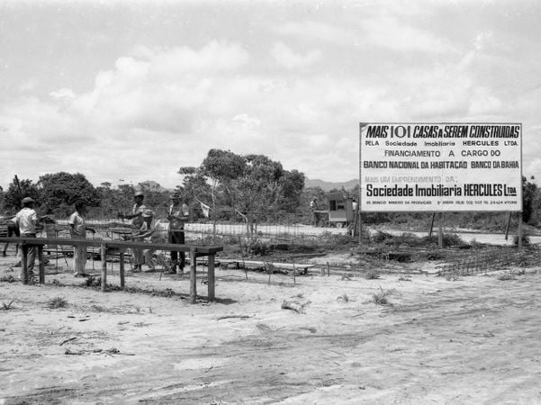 1966 - Trabalhadores no canteiro de obra das 101 primeiras casas de Jardim Camburi
