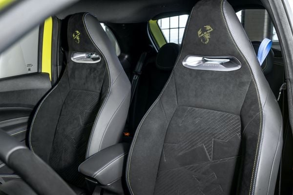 Bancos têm uma pegada mais esportiva com o símbolo da marca presente nos detalhes por Abarth/Divulgação