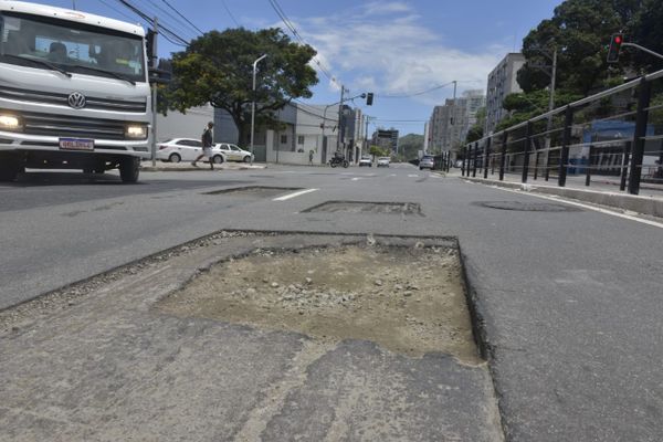 Buracos são abertos na Avenida Leitão da Silva, em Vitória por Ricardo Medeiros