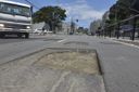 Buracos são abertos na Avenida Leitão da Silva, em Vitória(Ricardo Medeiros)